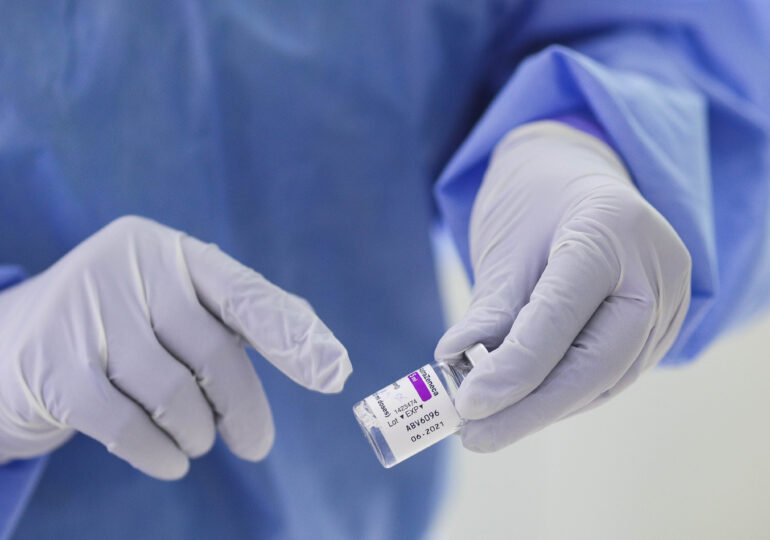 Încrederea europenilor în vaccinul AstraZeneca s-a prăbușit după discuțiile despre cheagurile de sânge - sondaj
