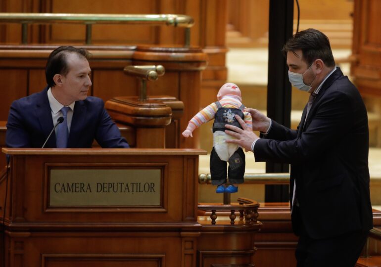 Protest PSD cu bebeluşi de plastic în Parlament: Cîţu a ascuns unul sub pupitru (Foto & Video)