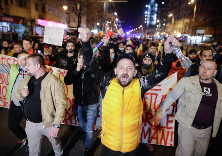 Protestele față de restricții continuă pentru a patra seară la rând (Galerie foto)