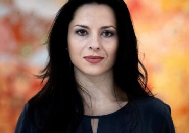 E plină țara de afișe cu domnitori, „Partidul Comasat Român” nu vorbește prea mult de alegerile europene, iar oamenii încă vor luptă anticorupție. Ce înseamnă votul util și cum poate un partid mic să se descurce Interviu video