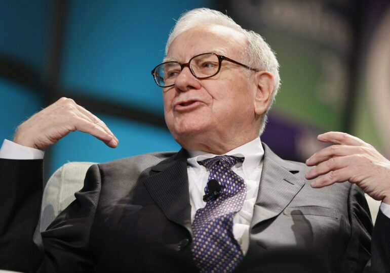 Averea lui Warren Buffett a atins 100 de miliarde de dolari, după ce acţiunile Berkshire au urcat la un nivel record