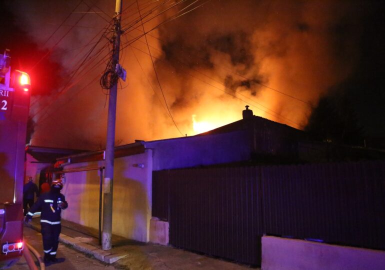 Incendiu puternic la un ansamblu de locuințe din Capitală: Trei oameni au ajuns la spital (Galerie foto&Video)