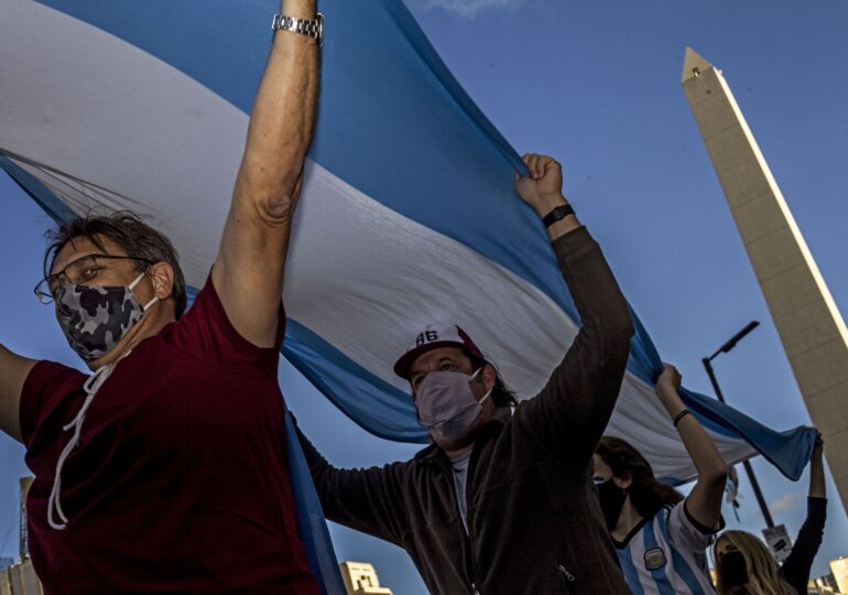 Proteste violente în Argentina şi Paraguay faţă de răspunsul autorităţilor la criza sanitară: Polițiștii au folosit gloanţe de cauciuc şi gaze lacrimogene