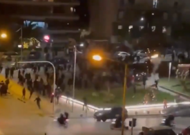 Trei poliţişti au fost răniţi în luptele cu manifestanţii, care au atacat o secţie de poliţie din Atena (Video)
