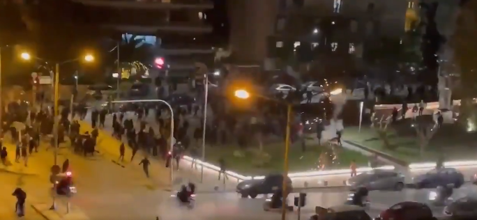 Trei poliţişti au fost răniţi în luptele cu manifestanţii, care au atacat o secţie de poliţie din Atena (Video)