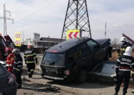 Accident spectaculos la ieşire de pe autostrada A 1, în Argeş. Un autovehicul de teren a urcat parapetul de pe marginea drumului