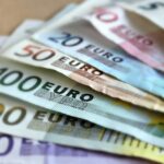 Analiștii economici anticipează un curs euro peste 5 lei în 2022 și scumpiri accelerate în continuare