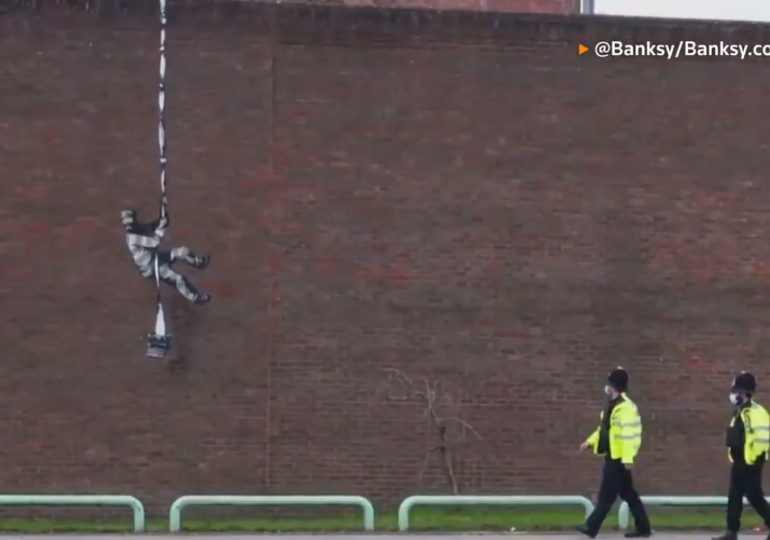Banksy, operă nouă pe peretele unei închisori. S-a filmat pictând, dar nu și-a dezvăluit identitatea nici de această dată