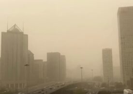 Capitala Chinei a fost învăluită într-o furtună sufocantă de nisip şi poluare (Video)