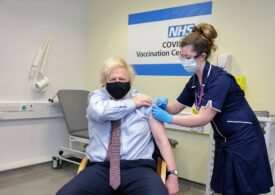 Boris Johnson a primit prima doză de vaccin AstraZeneca, la spitalul unde a fost internat cu Covid-19