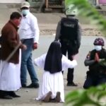 O călugăriță din Myanmar a îngenuncheat în fața soldaților și i-a implorat să îi ia ei viața, dar să nu mai tragă în protestatari (Video)