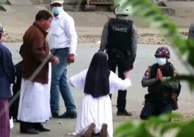 O călugăriță din Myanmar a îngenuncheat în fața soldaților și i-a implorat să îi ia ei viața, dar să nu mai tragă în protestatari (Video)