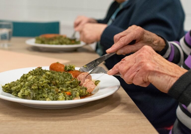 Ministerul Investițiilor a publicat lista unităților care furnizează mese calde pensionarilor și celor fără adăpost