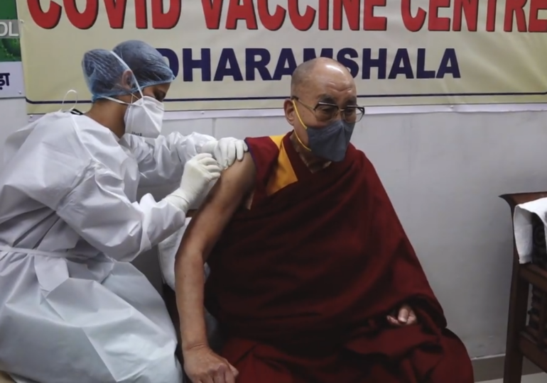 Dalai Lama s-a vaccinat cu AstraZeneca produs în India: A venit la spital ca un om de rând