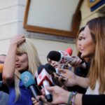 Elena Udrea mai stă la bulgari, după ce s-a plâns de ”condițiile inumane” din închisorile românești. A fost adusă la tribunal flancată de polițiști (Video)