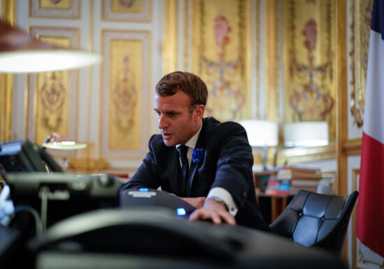 Macron rupe tăcerea și trimite o scrisoare adresată francezilor