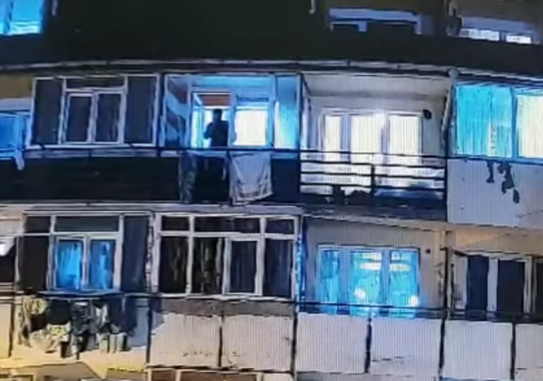 O familie din Pitești va fi dată afară din locuința socială pentru că a aruncat gunoi pe geam (Video)
