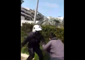 Protest la Atena, după ce Poliţia a bătut un tânăr (Video)
