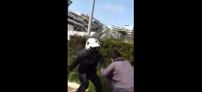 Protest la Atena, după ce Poliţia a bătut un tânăr (Video)