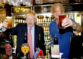 Boris Johnson le promite britanicilor că ”relaxarea” merge mai departe: În câteva zile o să merg la pub să beau bere