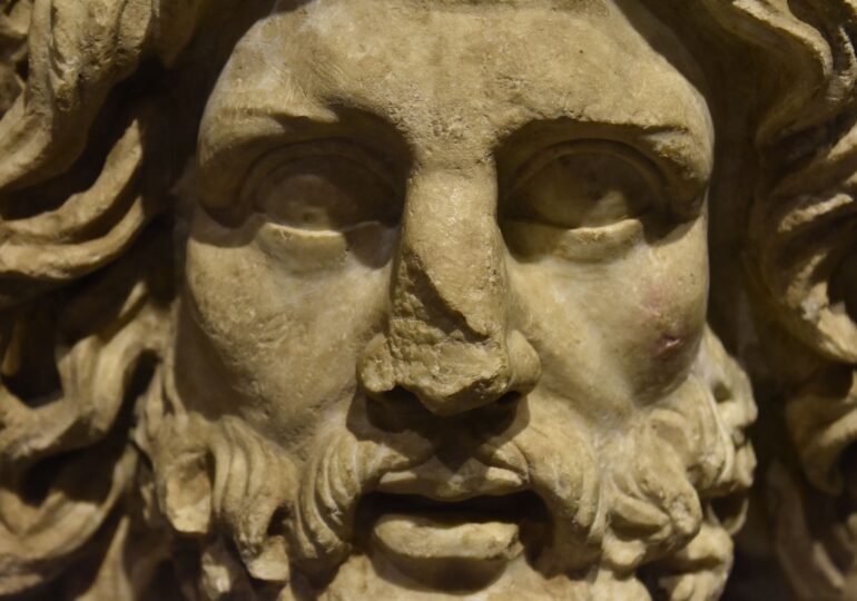 O statuetă veche de 2.500 de ani, un omagiu pentru Zeus, a fost scoasă la iveală de ploile torențiale din Grecia