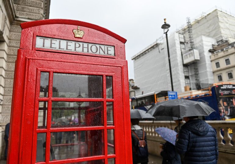Celebrele cabine telefonice roșii din Marea Britanie ajută acum la salvarea de vieți