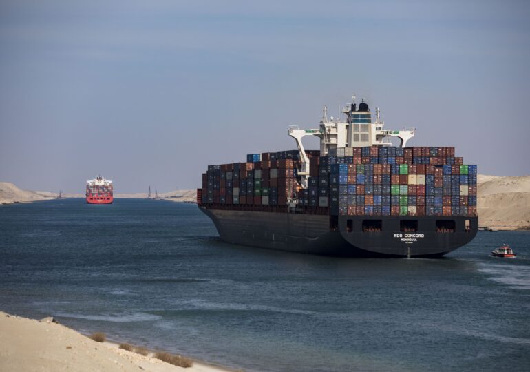 Canalul Suez este blocat complet, după ce o navă de mari dimensiuni a eşuat şi s-au format cozi lungi pe căile navigabile