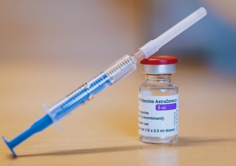 AstraZeneca spune că nu a găsit dovezi că vaccinul cauzează cheaguri de sânge, după 17 milioane de oameni imunizați