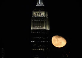 Imagini spectaculoase cu Luna în Manhattan (Galerie foto)