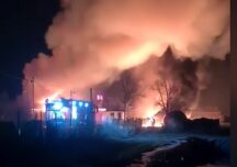 Incendiu puternic la o hală din Prahova, unde erau 60 de tone de combustibil. UPDATE Doi bărbați au fost grav răniți și vor fi transferați în străinatate (Video)