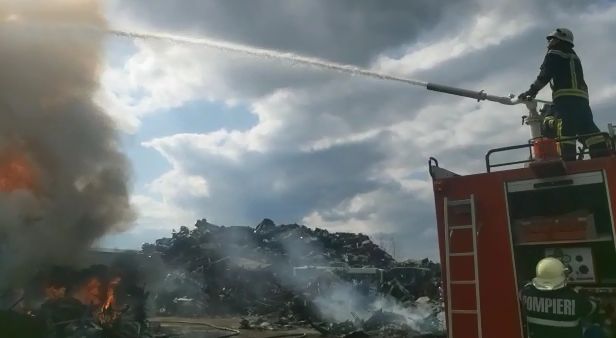 Incendiu puternic la un depozit de deșeuri din Arad (Video)