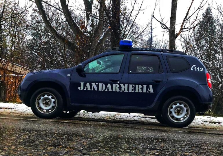 Verificări la Jandarmeria Teleorman după ce în spaţiul public au apărut imagini cu subofiţeri care nu poartă mască în autospeciala instituţiei