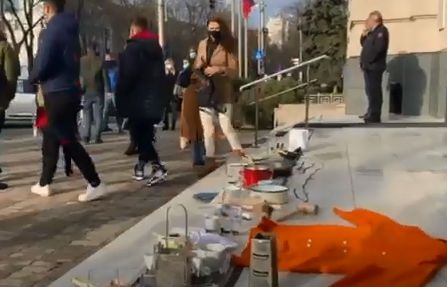 Protest cu tigăi, ibrice, bonete, căni și farfurii, la Timișoara (Video)