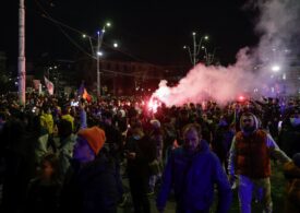 Protestul antimască a degenerat azi-noapte, în centrul Capitalei, care a arătat ca după război:  Manifestanții au aruncat cu pietre și sticle, au vandalizat magazine  și au rănit jandarmi (Galerie foto)