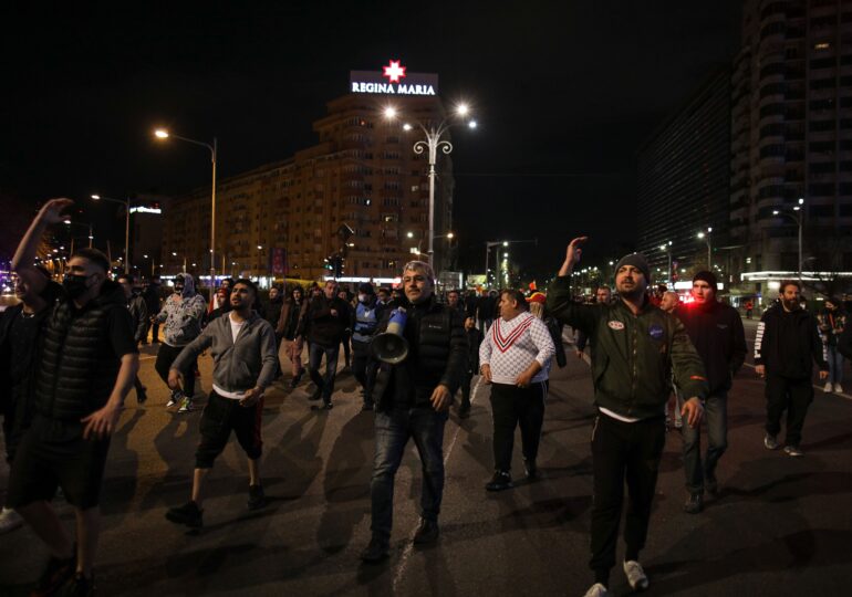 Sute de oameni, majoritatea fără mască, au protestat noaptea trecută în marile orașe față de noile restricții
