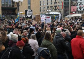 Mii de oameni au manifestat împotriva restricţiilor Corona în Stockholm şi Viena (Galerie video)