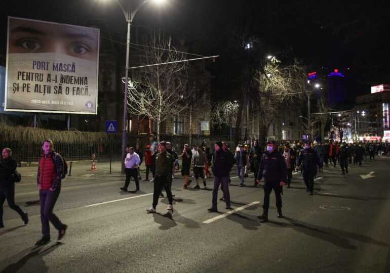Jandarmii au dat amenzi după ce sute de oameni au protestat față de restricții, fără să respecte regulile