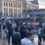 Zeci de poliţişti au fost răniţi în Belgia la un protest violent după arestarea unei femei de culoare (Video)