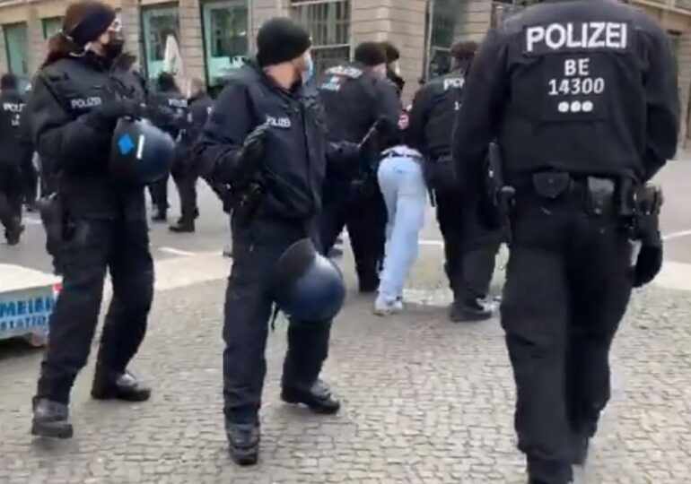 Germania: Ciocniri violente între poliţie şi protestatari împotriva restricţiilor COVID-19