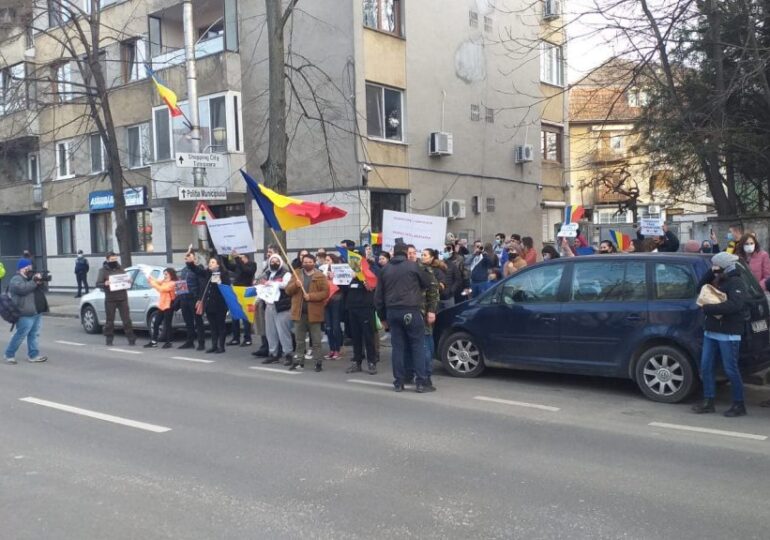 Protest antiCovid la Timişoara: S-a dat foc la măști. Jandarmii au dat câteva amenzi (Video)