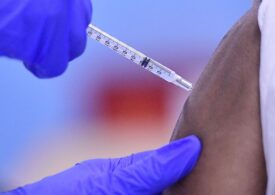 Americanii studiază riscul de reacţii alergice severe la vaccinurile Pfizer și Moderna