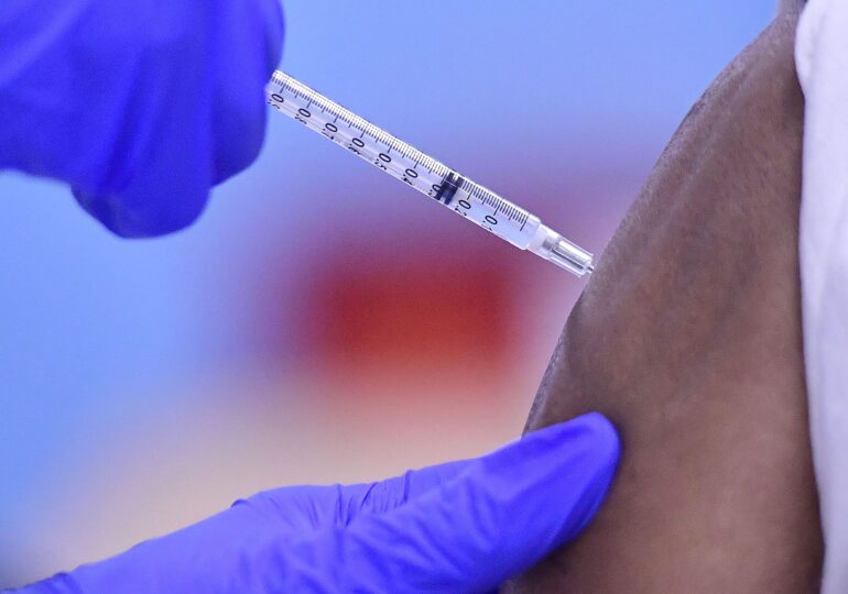 Americanii studiază riscul de reacţii alergice severe la vaccinurile Pfizer și Moderna