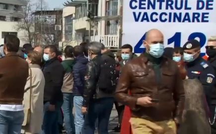 Sute de oameni stau la coadă la vaccinare la Romexpo. Precizările Comitetului de Vaccinare