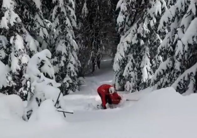 Un turist neechipat corespunzător s-a accidentat în Munții Șureanu: A fost recuperat de trei salvatori montani (Video)