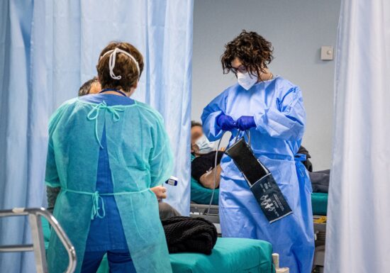 Zeci de bolnavi de COVID-19 stau la coadă pentru un loc în Spitalul Judeţean Vâlcea