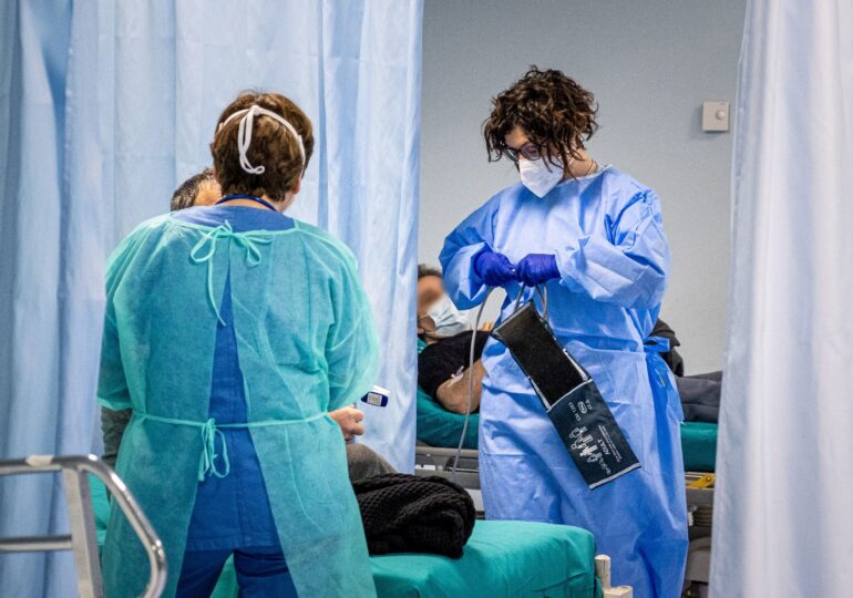 Al treilea val al pandemiei copleșește spitalele din București. Sute de pacienți așteaptă zilnic, uneori degeaba, un pat ca să fie internați