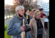 Protest faţă de restricţiile din Timişoara: Zeci de oameni cer ridicarea carantinei şi demisia primarului Fritz (Video)