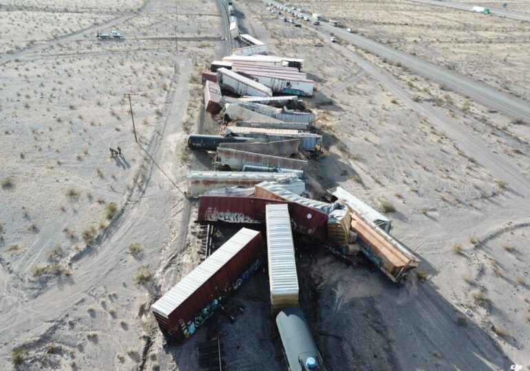 Un tren de marfă cu substanțe chimice inflamabile a deraiat în California. 40 de vagoane au fost aruncate în nisip (Foto)