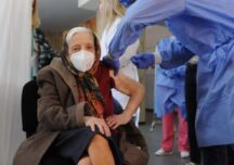 Cea mai în vârstă femeie care s-a vaccinat cu a doua doză în București are 105 ani: Vaccinarea e singura soluție