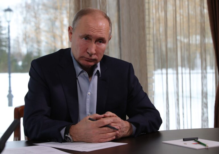 Putin a fost vaccinat departe de ochii presei. Și tipul de vaccin e un secret